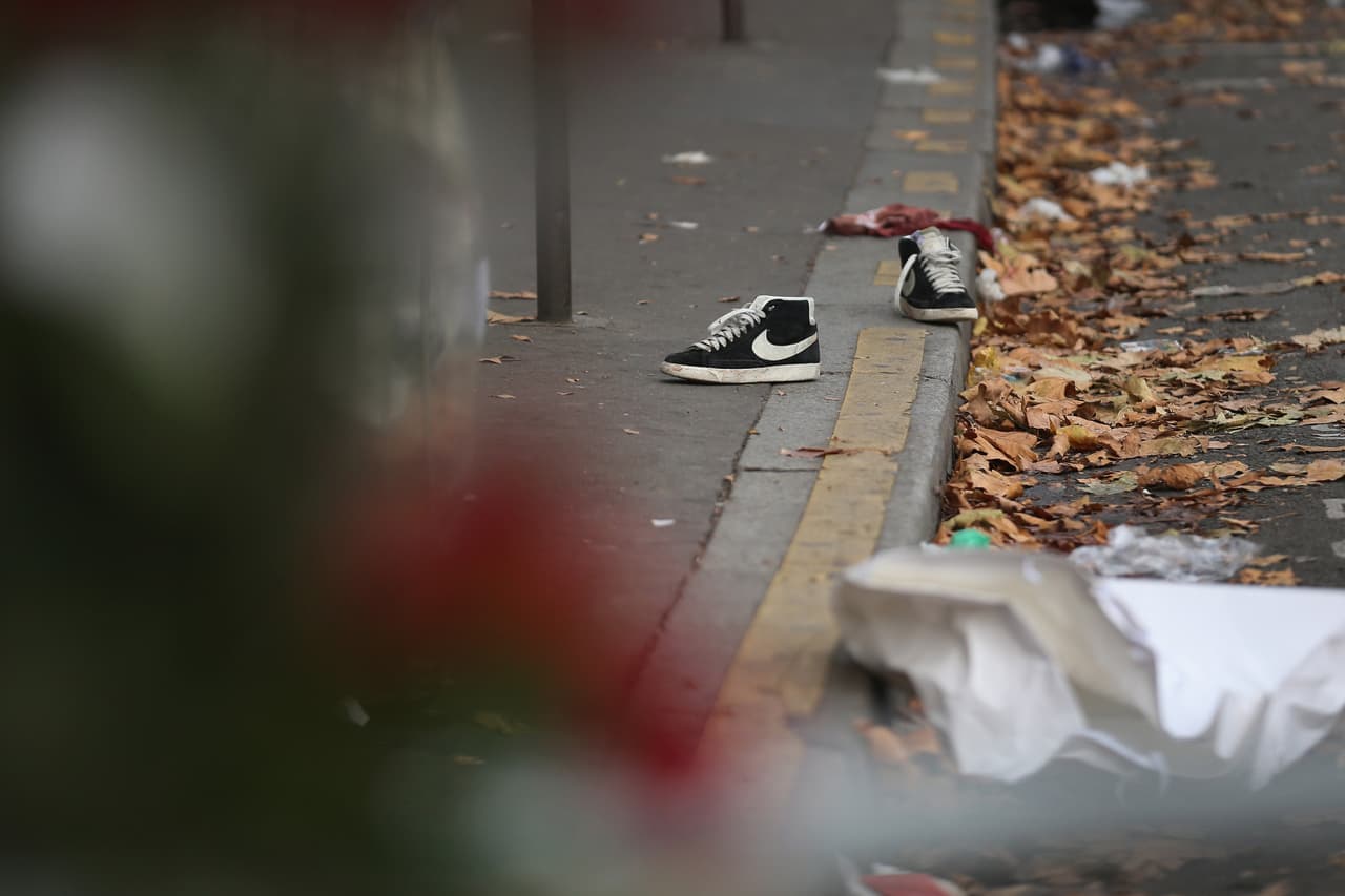 Un par de zapatos fueron abandonados cerca del ataque en Le Bataclan.