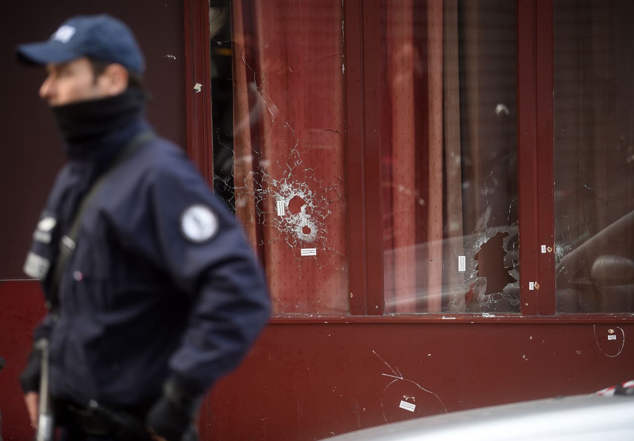 Impactos de bala en las ventanas del bar Le Carrillon.
