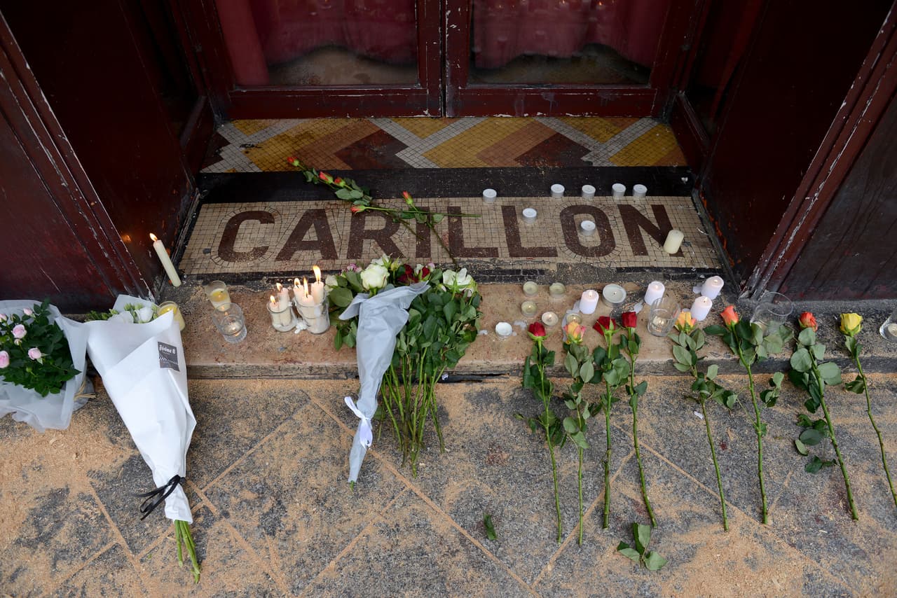 Flores y velas en la entrada del bar Le Carrillon.