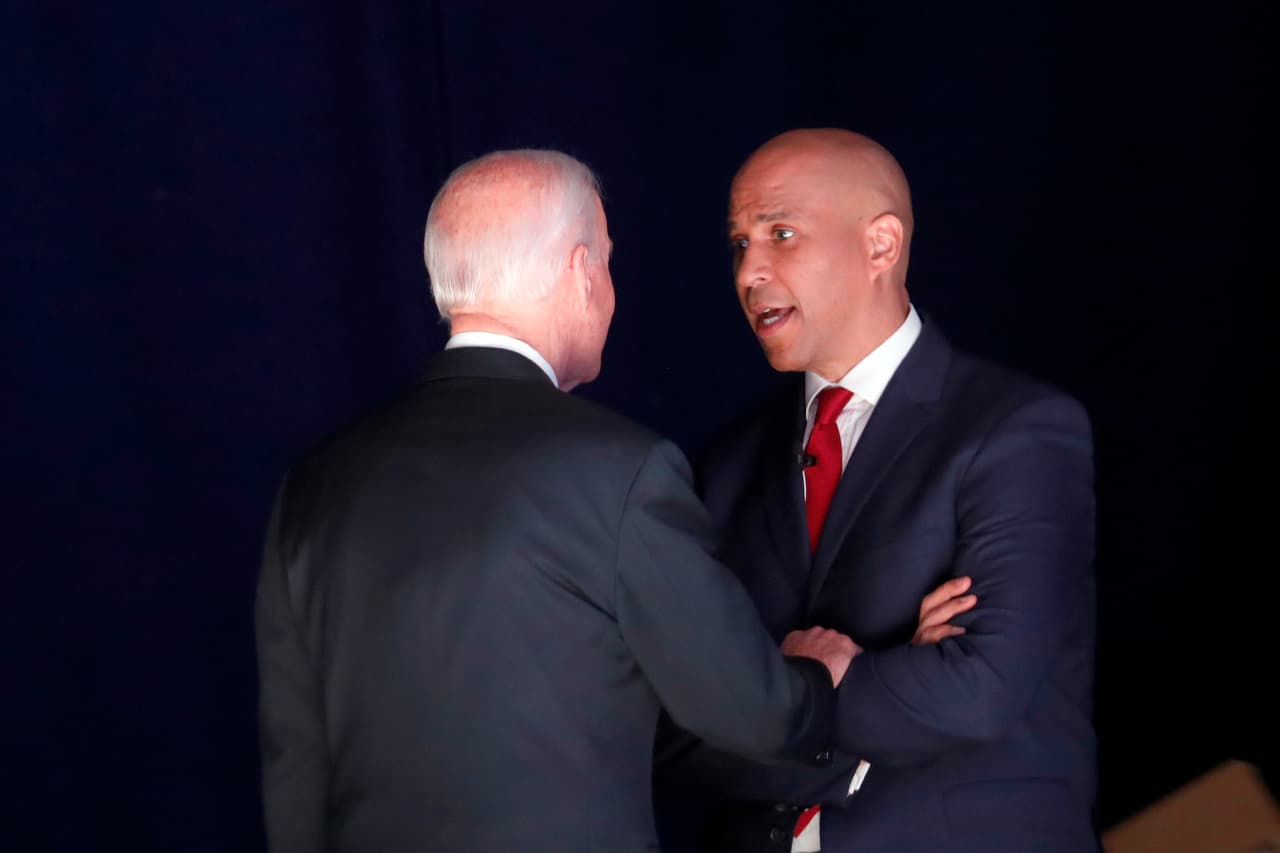 La dinámica confirmó que los aspirantes demócratas están cada vez más cómodos ilustrando las diferencias dentro de su campo, con excepciones como el senador 
<a href="https://www.univision.com/temas/cory-booker">Cory Booker</a>, que advirtió que las divisiones internas solo contribuirán a reforzar al presidente Donald Trump.
