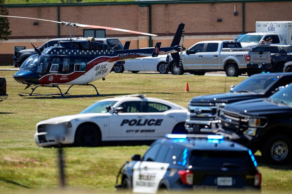 Decenas de vehículos oficiales e incluso una ambulancia aérea se trasladaron de inmediato a la escuela secundaria en lal ciudad de Winder, donde la población, según el Censo de 2020, superaba por poco los 18,000 habitantes.
