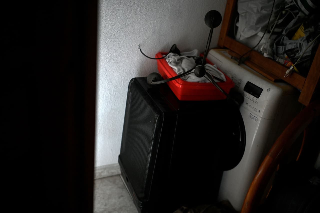 <b>¿Qué medidas de seguridad debo tener con un calentador portátil?</b>
<br>
<br>Mantén todos los lados del calentador portátil a una distancia mínima de 3 pies (0.91 metros) de las camas, la ropa, cortinas, papeles, sofás y otros elementos que pudieran incendiarse.