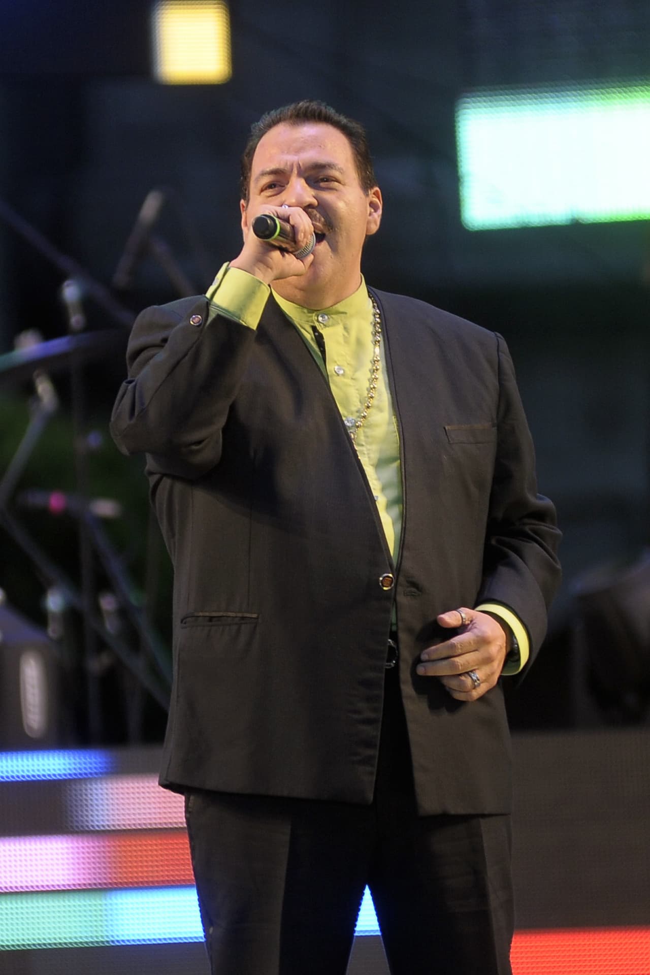 El intérprete de banda
<a href="https://youtu.be/We0nFX51qu4"> Julio Preciado fue abucheado</a> durante la inauguración de la Serie del Caribe de béisbol en el 2009 pues quiso cantar su propia versión del himno y hasta le puso una tonada muy peculiar. Al final, la gente le gritaba “Fuera” y él trató de justificarse diciendo que el sonido no estaba a la altura. 
<br>