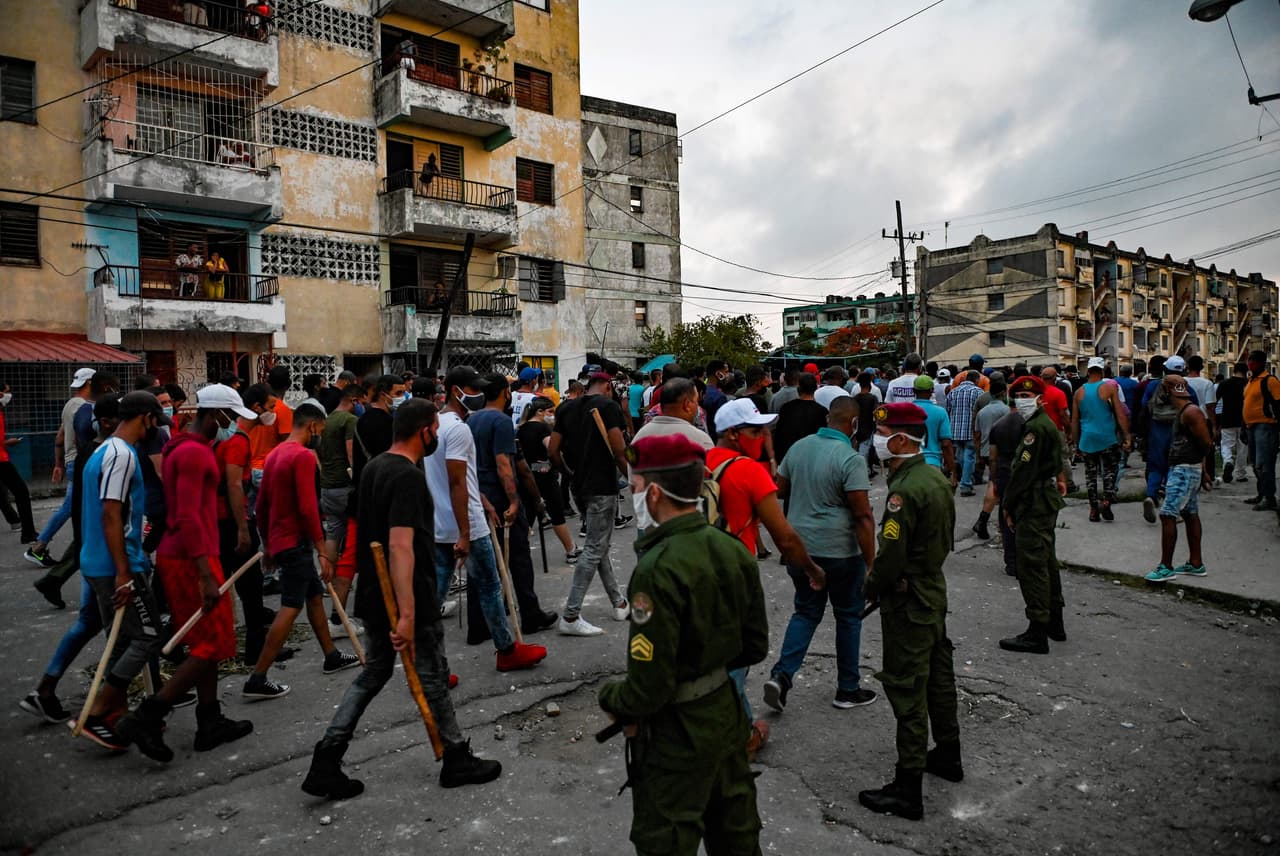 En el enfrentamiento varios ciudadanos fueron detenidos y otros quedaron lesionados, 
<b>mientras que el fallecido fue identificado como Diubis Laurencio Tejada, de 36 años.</b>