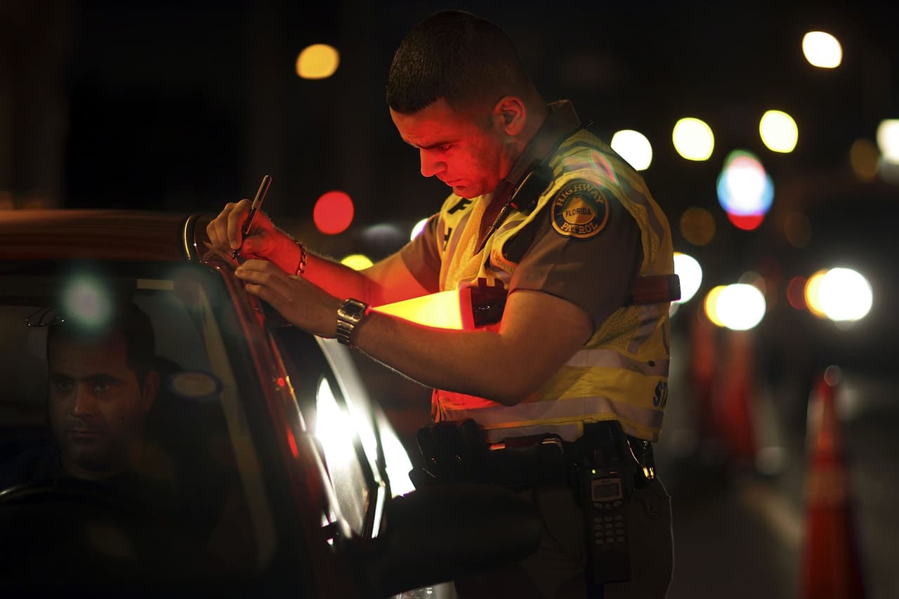 <h2 class="cms-H2-H2"><a href="https://www.univision.com/noticias/inmigracion/ley-de-florida-amenaza-aumentar-uso-perfil-racial-comunidad-inmigrante">¿Un indocumentado con una licencia de otro estado tiene permiso para conducir en Florida?</a></h2>
<a href="https://www.univision.com/noticias/inmigracion/ley-de-florida-amenaza-aumentar-uso-perfil-racial-comunidad-inmigrante"> </a>
<br>
<br>La nueva ley dice que la policía debe infraccionar al conductor indocumentado con una licencia de conducir emitida por otro estado por “no traer una licencia” válida. 
<b>Esto es un delito menor de segundo grado.</b>
<br>
<br>Es decir, que si una persona sin papeles va manejando por la calle y tiene una licencia de otro estado que se distinga que es para indocumentados, 
<b>en Florida puede recibir hasta 60 días en prisión y una multa de $500.</b>
<br>
<br>
<b>Los estados que otorgan licencias o permisos de conducir a ciertos indocumentados son: </b>California, Colorado, Connecticut, Delaware, DC, Hawai, Illinois, Maryland, Massachusetts, Minnesota, Nevada, Nueva Jersey, Nuevo México, Nueva York, Oregón, Rodhe Island, Utah, Vermont, Virginia y Washington.
<br>
<br>A partir del 1 de julio
<b> Florida prohibirá el uso de estos documentos para quienes no puedan demostrar su presencia legal.</b>
<br>
<br>
<b>Consejos antes de viajar a Florida:</b>
<ul>
 <li style="box-sizing: border-box; margin-bottom: 10px;">Antes de viajar hablen con un abogado que les explique qué consecuencias habrá si los detienen en una carretera de Florida;</li>
 <li style="box-sizing: border-box; margin-bottom: 10px;">Y qué deben hacer si lo detienen;</li>
 <li style="box-sizing: border-box; margin-bottom: 10px;">Y si le aplica o no esta ley (H.R. 1718).</li>
</ul>