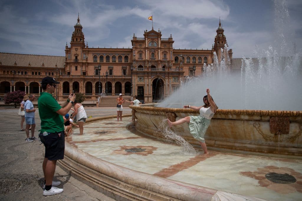 Varios países de Europa occidental, entre ellos Francia y España, siguen luchando este domingo contra devastadores incendios forestales, desencadenados por una ola de calor que podría batir récords de temperatura y que 
<a href="https://www.univision.com/noticias/mundo/espana-360-muertos-ola-de-calor">ha dejado un gran saldo de víctimas mortales</a>.