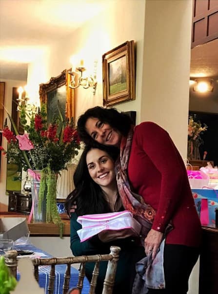Zuria estuvo muy bien acompañada y feliz por los regalos para su bebé. "Gracias ma !!! Vas a ser la mejor abuela" compartió en Instagram.