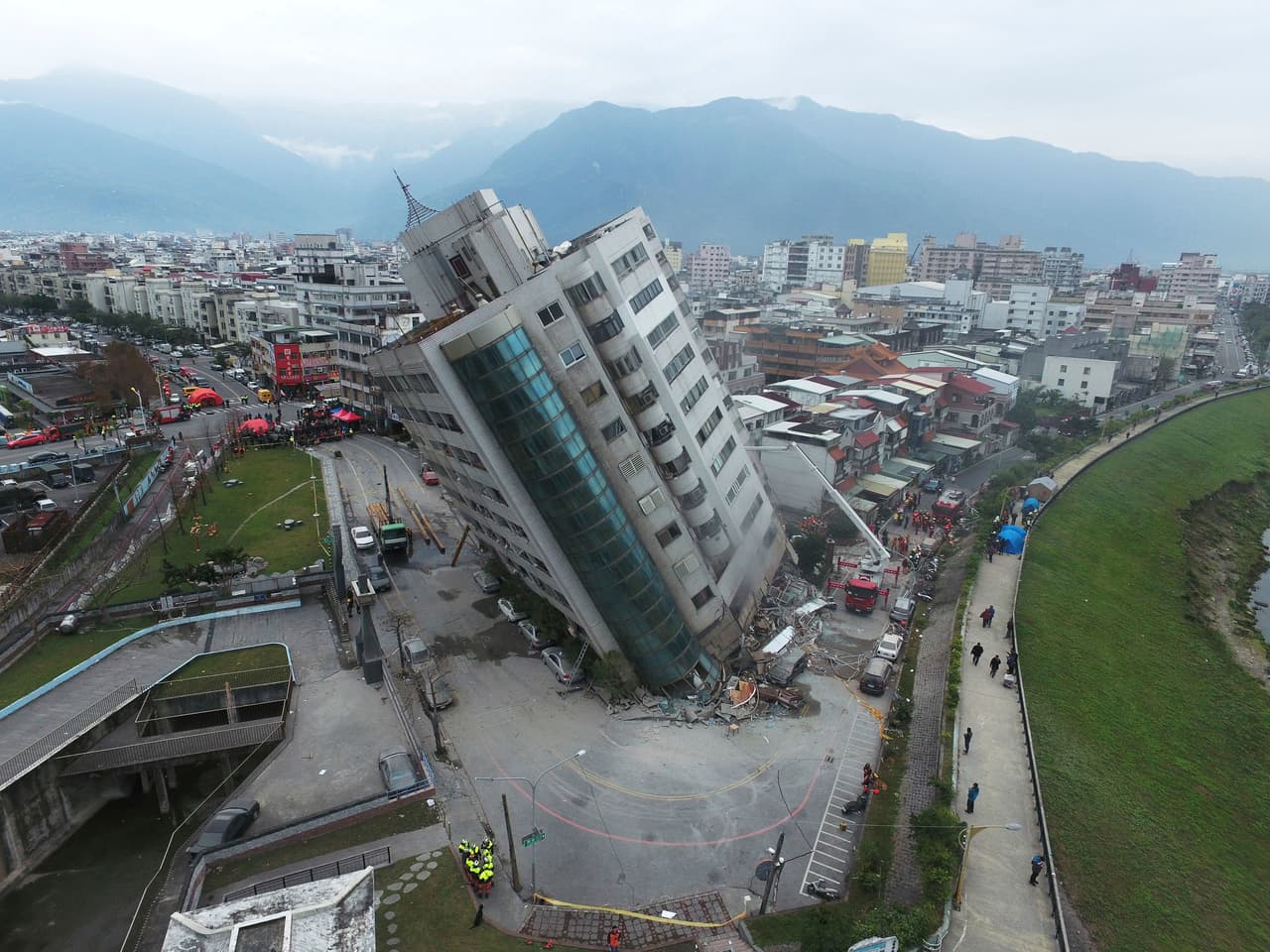 Fuerte terremoto que sacudió a Taiwán deja al menos seis muertos y decenas de desaparecidos 