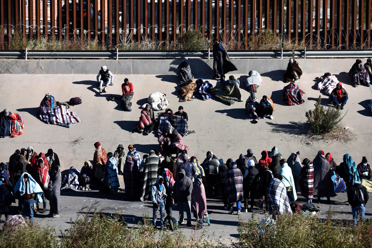 La migración que esperan es consistente con las tendencias globales por la inestabilidad económica y política de estos países. A pesar de las 
<a href="https://www.univision.com/noticias/inmigracion/de-que-se-trata-la-politica-de-asilo-para-venezuela">medidas migratorias recientes tomadas con los venezolanos,</a> los ciudadanos del país petrolero en crisis siguen siendo una preocupación para el gobierno de Joe Biden.
<br>
<br>"Aunque el número de migrantes venezolanos llegando a la frontera sur de Estados Unidos disminuyó luego del anuncio de mediados de octubre sobre una política para ellos, 
<b>esperamos que los flujos comiencen a subir en respuesta a la reversión de Título 42",</b> se lee en un boletín de inteligencia de DHS citado por varios medios, entre ellos ABC News y CNN.
<br>
<br>En septiembre del año fiscal 2022, casi 34,000 venezolanos se entregaron en la frontera sur. Para octubre el número disminuyó a poco más de 22,000. Con el anuncio del alivio migratorio para permitir la entrada legal de 24,000 venezolanos al año, DHS advirtió a los venezolanos que de entrar a Estados Unidos sin una autorización serían devueltos a México. La medida tuvo un impacto: 
<b>los arrestos de venezolanos en la frontera pasaron de 1,100 por día a poco más de 300 en promedio durante las primeras semanas.</b> Más recientemente, precisan, el número cayó aún más a menos de 100 al día.