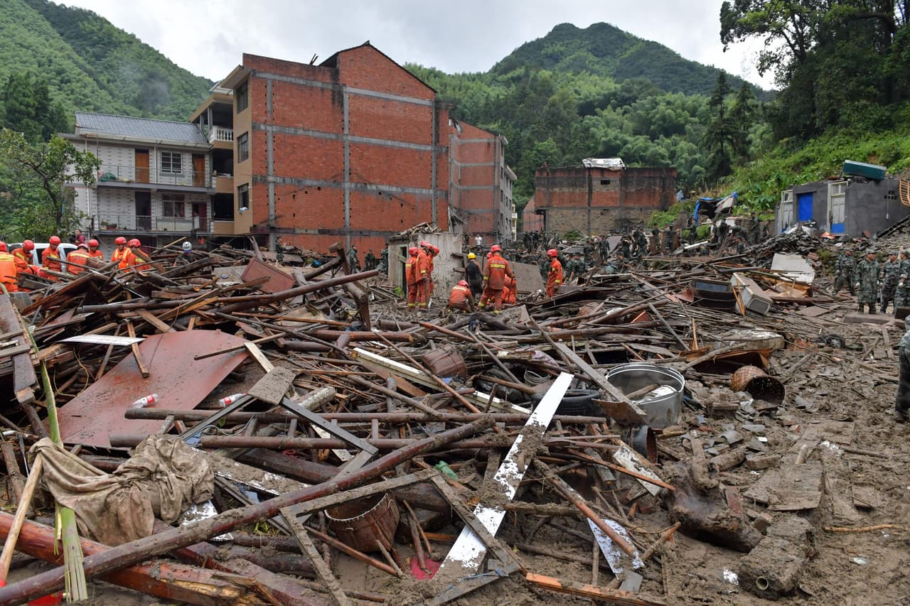 La mayoría de las muertes ocurrieron en el condado de Yongjia, donde las lluvias torrenciales provocaron un corrimiento de tierras que a su vez bloqueó los ríos cercanos a un embalse, haciendo que el nivel de este creciera hasta 10 metros en 10 minutos. Muchas personas fueron barridas por las aguas.