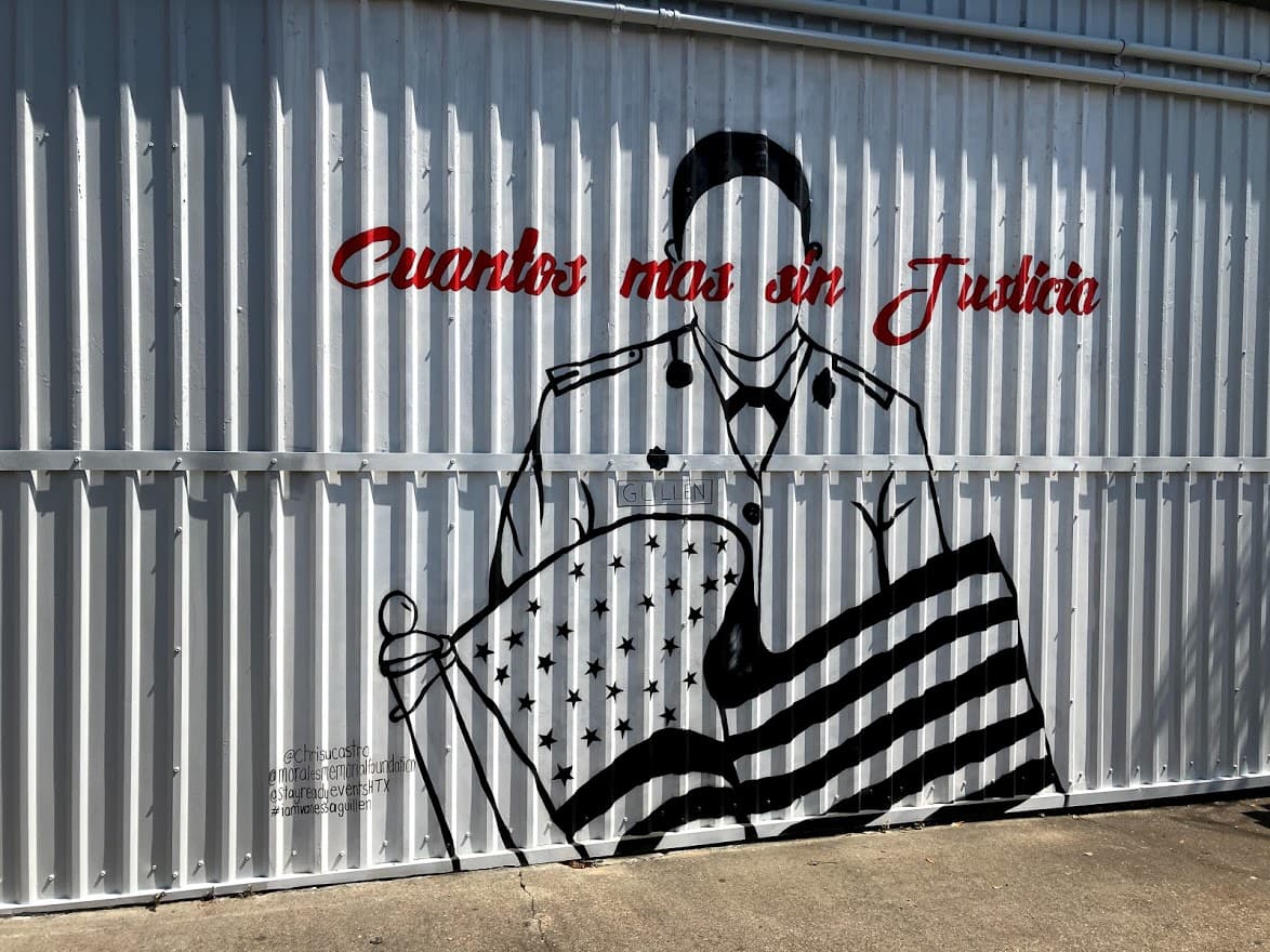 Un mural de Chris Castro representa una silueta de Vanessa Guillén , con las palabras "Cuantos más sin Justicia", en la Morales Memorial Foundation en N Ennis St, Houston, Texas.