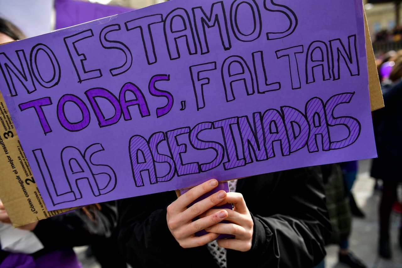 Una de las principales exigencias de este 8 de marzo es poner fin a la ola de feminicidios que se siguen sucediendo en todo el mundo. Así lo recuerda este cartel que lleva una mujer en la marcha de Pamplona, en España, este domingo.