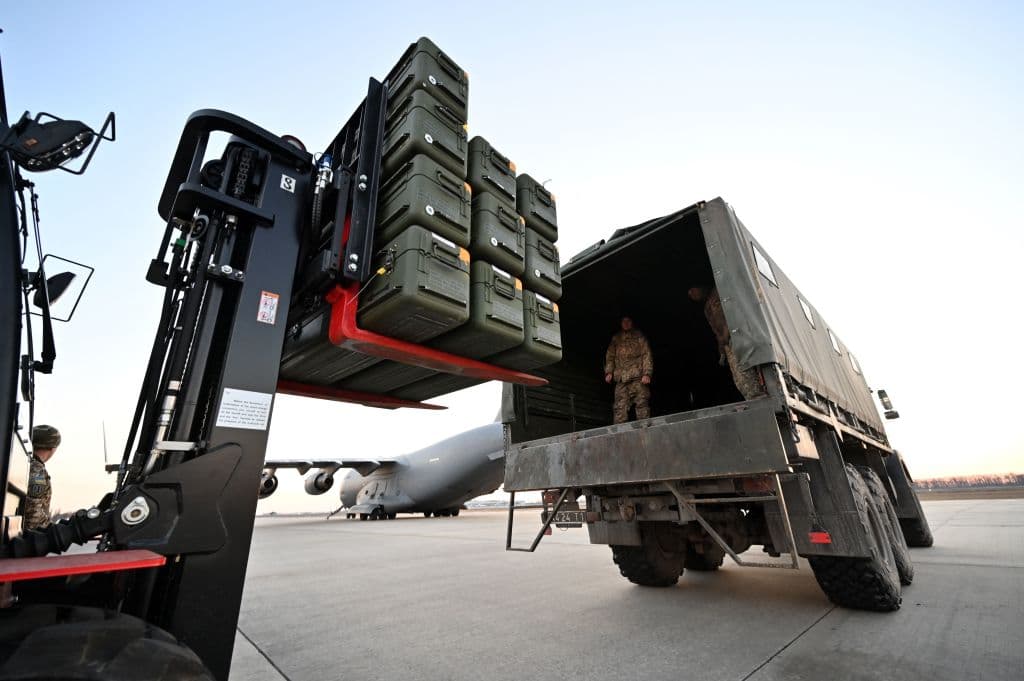 Militares ucranianos trasladan misiles FIM-92 Stinger de fabricación estadounidense, un sistema de defensa aérea portátil (MANPADS), que funciona como un misil tierra-aire (SAM) de detección infrarroja, y el resto de ayuda militar enviada desde Lituania al aeropuerto de Boryspil en Kiev el 13 de febrero de 2022.