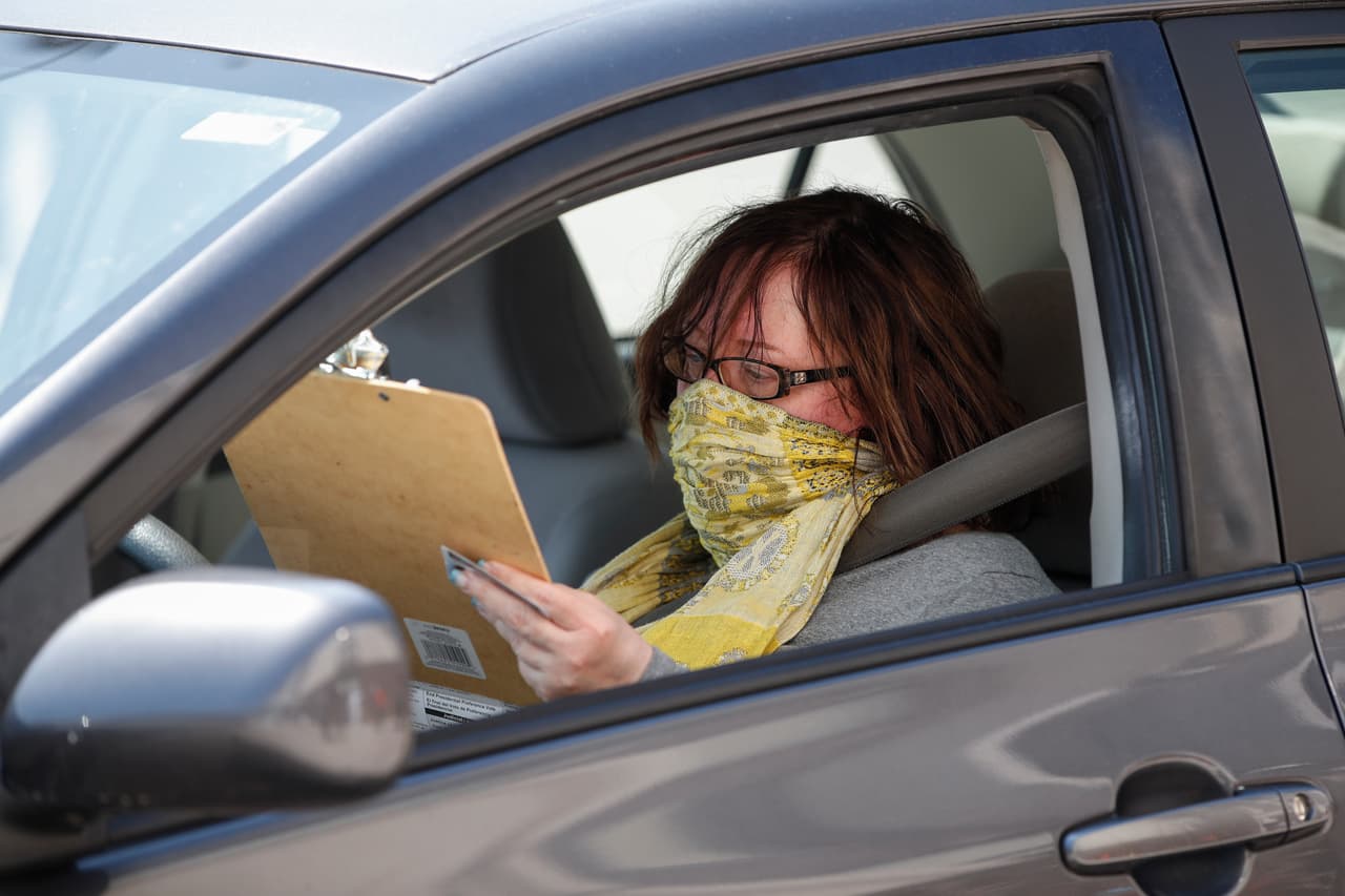 <b>Paquete de auto</b>
<br>Debes llenar y firmar la forma para reclamar daños a tu auto, 
<a href="https://chicityclerk.s3.amazonaws.com/s3fs-public/pages/MotorVehicleFinal.pdf" target="_blank">que puedes descargar aquí.</a>
<br>Entregar dos escritos con el costo estimado de la reparación de daño. De estos documentos debes entregar una copia de cada uno. 
<br>Copia del reporte a la policía sobre el incidente que resultó en el daño a tu auto.