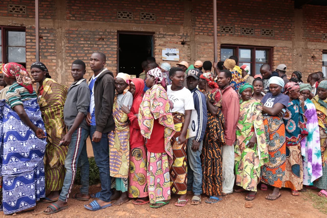 <b>Burundi</b>
<br>
<br>Refugiados aceptados por Estados Unidos desde 2016: 
<b>1,429</b>
<br>
<br>2016: 694 refugiados aceptados.
<br>
<br>2017: 291 refugiados aceptados.
<br>
<br>2018: 201 refugiados aceptados.
<br>
<br>2019: 196 refugiados aceptados.
<br>
<br>2020: 46 refugiados aceptados.
<br>
<br>2021 (hasta el 30 de abril): 1 refugiado aceptado.
<br>
<br>Este país tiene décadas de conflictos políticos y tribales violentos. “El pueblo de Burundi se enfrenta a una crisis humanitaria marcada por el declive económico, la inseguridad alimentaria extrema y las enfermedades”, se lee en el reporte de ACNUR. 
<a href="https://www.unhcr.org/en-us/burundi-situation.html"><u>Hasta julio de 2020 registraba 333,700 refugiados fuera de sus fronteras</u></a>.
<br>
<br>En marzo de este año 
<a href="https://www.whitehouse.gov/briefing-room/statements-releases/2021/05/03/statement-by-president-joe-biden-on-refugee-admissions/"><u>Joe Biden anunció el aumento a 62,500 de la cantidad de refugiados</u></a> que se aceptarán este año fiscal. “Esto borra el número históricamente bajo establecido por la administración anterior de 15,000, que no reflejaba los valores de Estados Unidos como nación que da la bienvenida y apoya a los refugiados”.