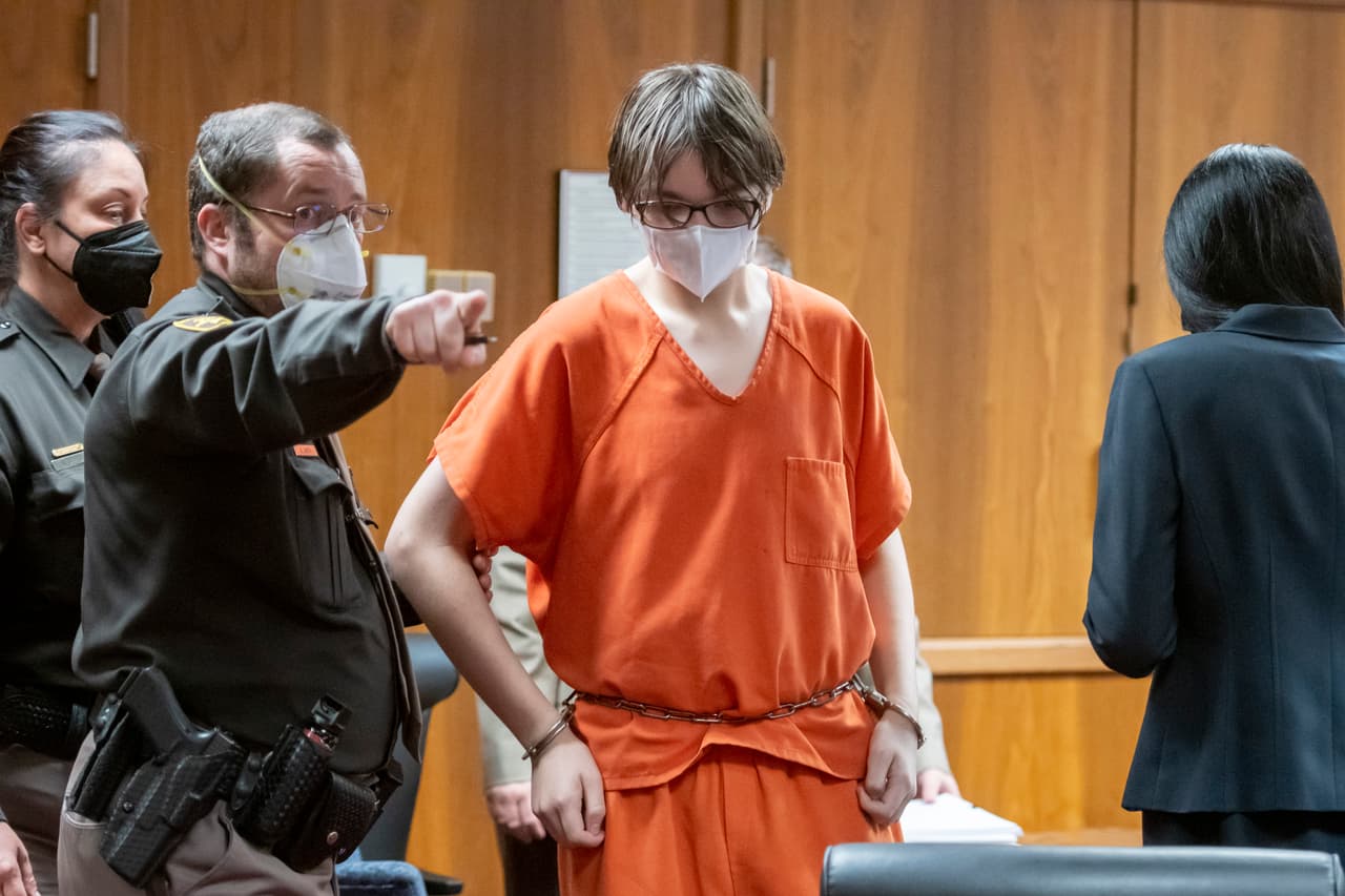 Adolescente responsable del tiroteo en secundaria de Michigan se declara culpable de asesinato y terrorismo