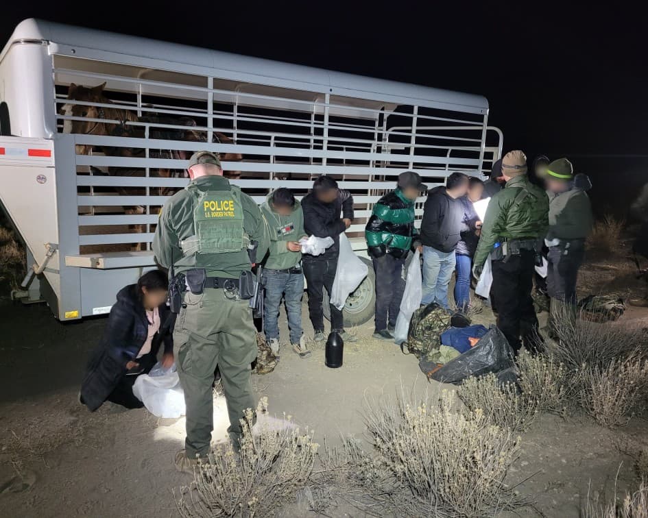 Agentes de la estación Douglas y la Unidad de Patrulla Montada se unieron para detenerlos, tras ser
<b> localizados pese a utilizar ropa camuflada</b>.