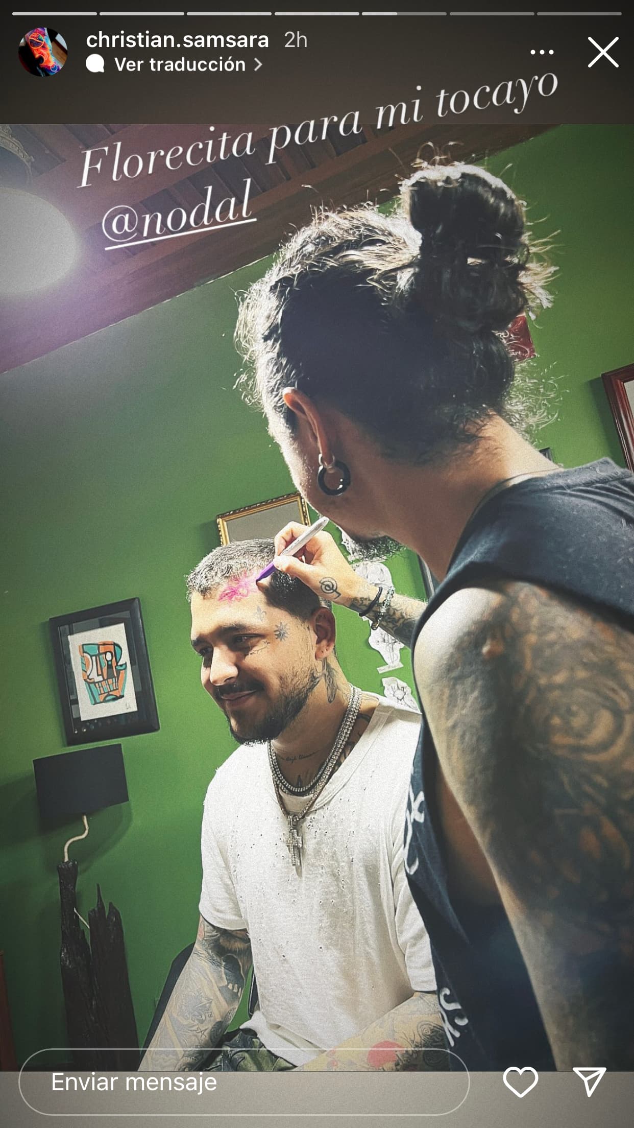 El cantautor mexicano 
<b>eligió una flor </b>que Christian Samsara, la cabeza de Samsara Tattoo Studio, plasmó detalladamente para eliminar el que tenía.
<br>