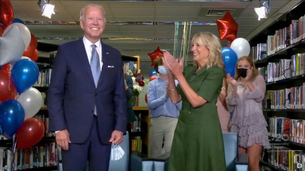 El nominado a la presidencia por el Partido Demócrata, 
<b><a href="https://www.univision.com/temas/joe-biden">Joe Biden,</a></b> y su esposa 
<b><a href="https://www.univision.com/temas/jill-biden">Jill Biden</a></b> dieron un discurso de agradecimiento este martes 18 de agosto del 2020 durante la transmisión por internet de la Convención Nacional Demócrata. "¿Cómo reparas a una familia que está rota? De la misma manera que reparas a una nación", dijo Jill Biden, quien fue la oradora principal del evento.