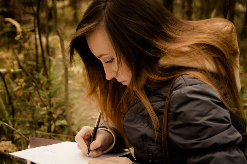 Lo que usualmente se hace es escribir en un papel blanco una lista de aquello que nos está obstaculizando el desarrollo. Puedes poner, por ejemplo, la negatividad, la tristeza, la desconfianza, el desamor, los miedos, el pesimismo, la enfermedad y lo que se te ocurra después de reflexionar.