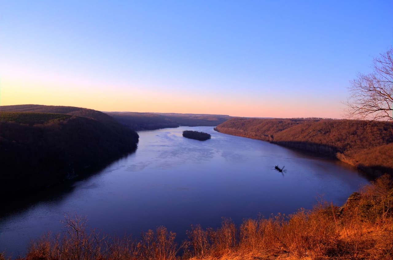 Las vistas aquí son hermosas y puedes ver más de tres millas al norte a lo largo del río Susquehanna.