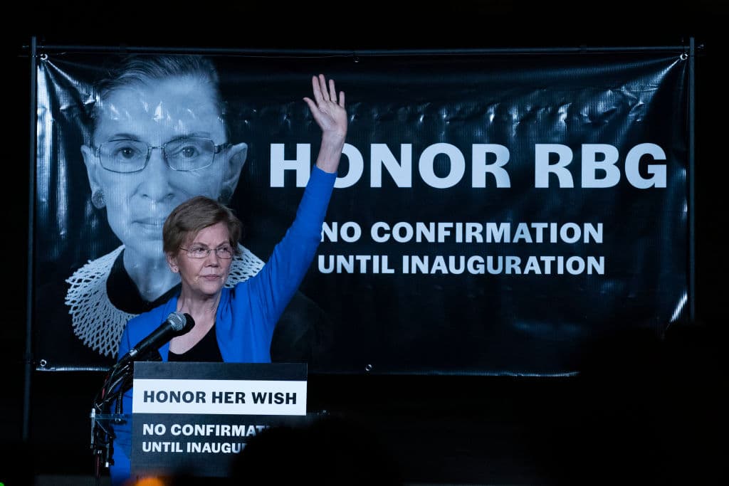 En la imagen, la senadora 
<b><a href="https://www.univision.com/temas/elizabeth-warren-1">Elizabeth Warren</a></b> habla ante una multitud en un homenaje a la jueza cerca de la Corte Suprema.