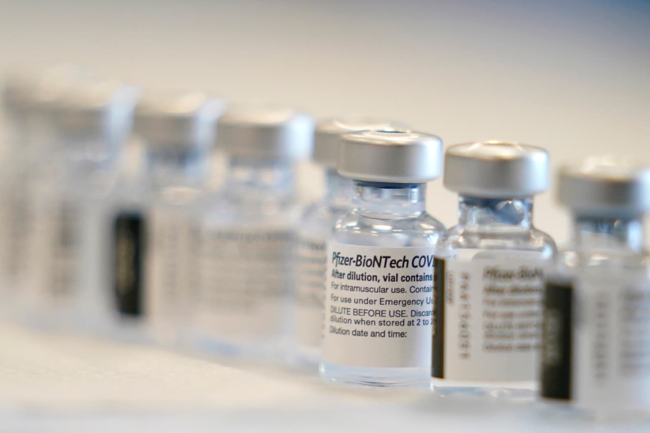 Las autoridades sanitarias de Estados Unidos han autorizado el uso de emergencia de las vacunas contra el covid-19 de Pfizer y Moderna. Este miércoles la Administración de Alimentos y Medicamentos de Estados Unidos (FDA, por sus siglas en inglés) 
<b><a href="https://www.fda.gov/media/146217/download" target="_blank">publicó su reporte sobre la vacuna del laboratorio Johnson & Johnson</a> indicando que es segura y efectiva </b>y allanando el camino para su aprobación.