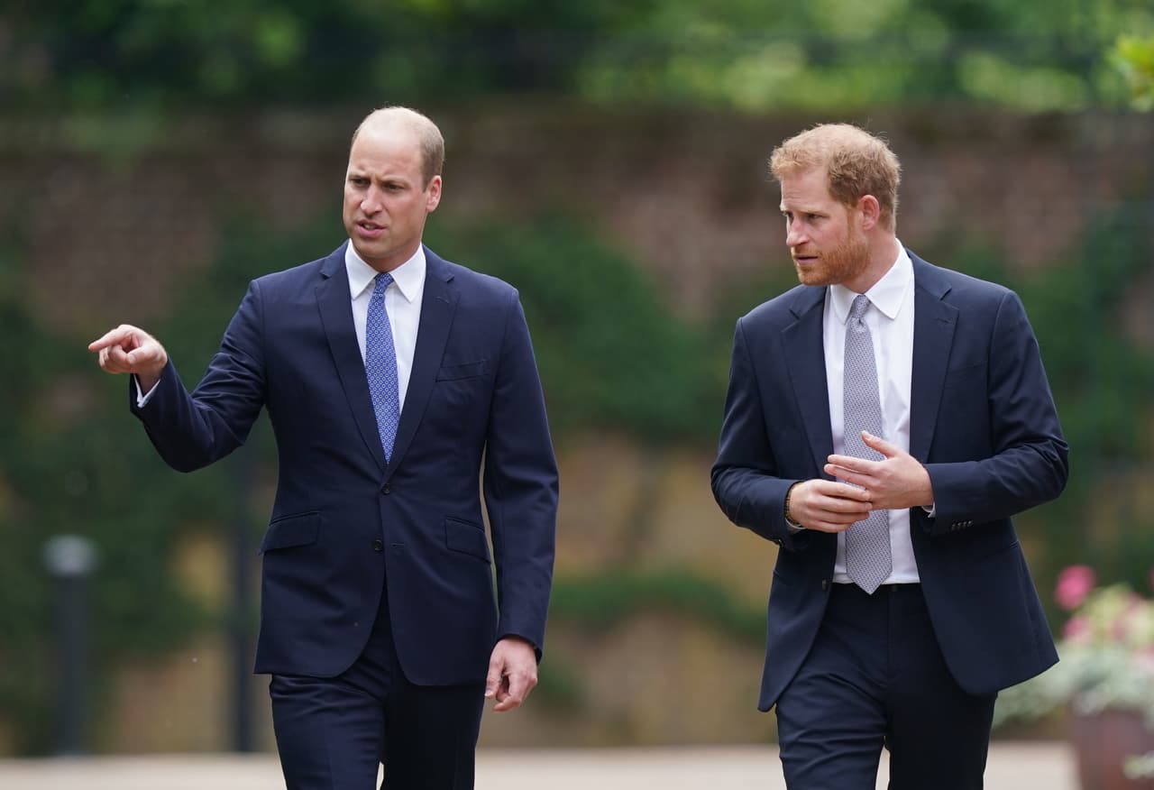 Los miembros de la familia de la difunta Lady Diana también asistieron a la ceremonia. Ahí estuvieron el tío y las tías de los príncipes: Earl Spencer, Lady Sarah McCorquodale y Lady Jane Fellows.
<br>