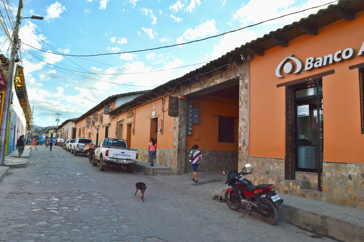 En la zona de Lempira todavía vive la familia del presidente, donde siguen teniendo negocios como la Posada Don Juan en la ciudad de Gracias.
