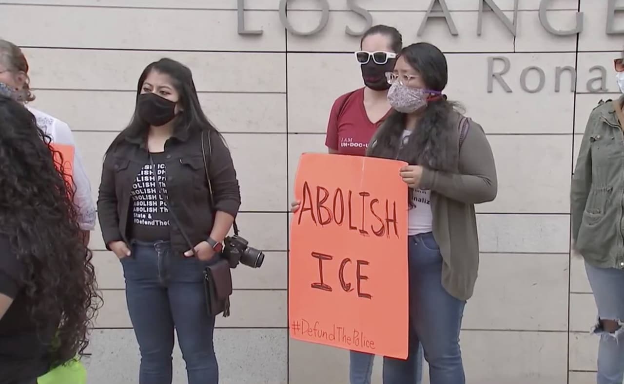 Además, el gobernador de California, 
<a href="https://www.univision.com/temas/gavin-newsom">Gavin Newsom</a>, "esta decisión es una victoria importante, por ahora, para los cientos de miles de 
<b>dreamers</b>, incluyendo 200 mil californianos, que contribuyen a sus comunidades todos los días".