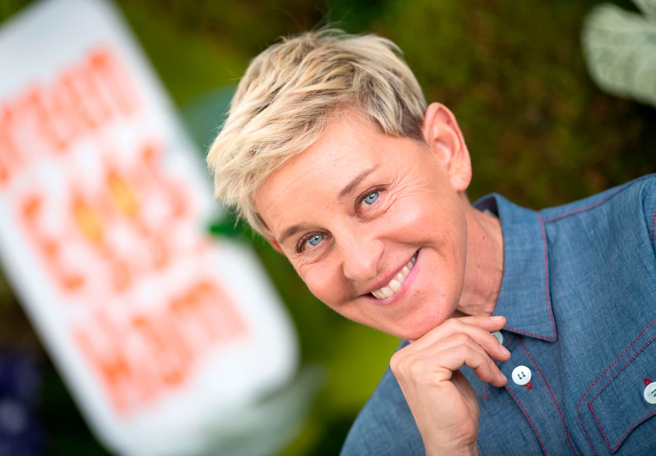 <b>Puesto 16: Ellen DeGeneres, presentadora de televisión</b>. 
<br>
<br>
<b>264.4 millones de seguidores en redes sociales.</b>
<br>
<br>Es la persona de mayor edad de esta lista, tiene 63 años.
<br>
<br>
<a href="https://www.instagram.com/theellenshow/"><u>Instagram</u></a>: 101 millones de seguidores 
<br>
<br>
<a href="https://twitter.com/TheEllenShow"><u>Twitter</u></a>: 78.1 millones de seguidores.
<br>
<br>
<a href="https://www.facebook.com/ellentv"><u>Facebook</u></a>: 38.8 millones de seguidores.
<br>
<br>
<a href="https://www.youtube.com/user/TheEllenShow"><u>Youtube</u></a>: 37.9 millones de seguidores.
<br>
<br>
<a href="https://www.tiktok.com/@ellendegeneres?lang=en"><u>Tik Tok</u></a>: 8.6 millones de followers.