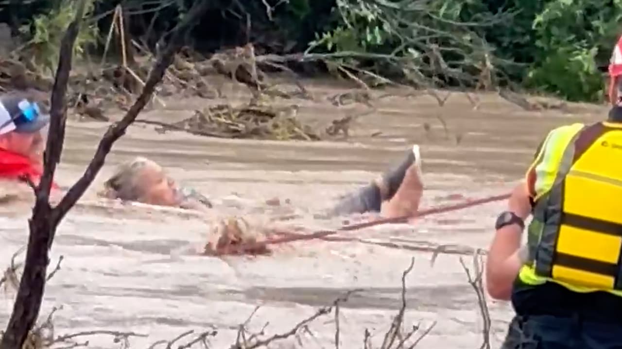 “Estoy a punto de perderla”: una mujer en lucha por mantenerse a flote en las inundaciones de Texas