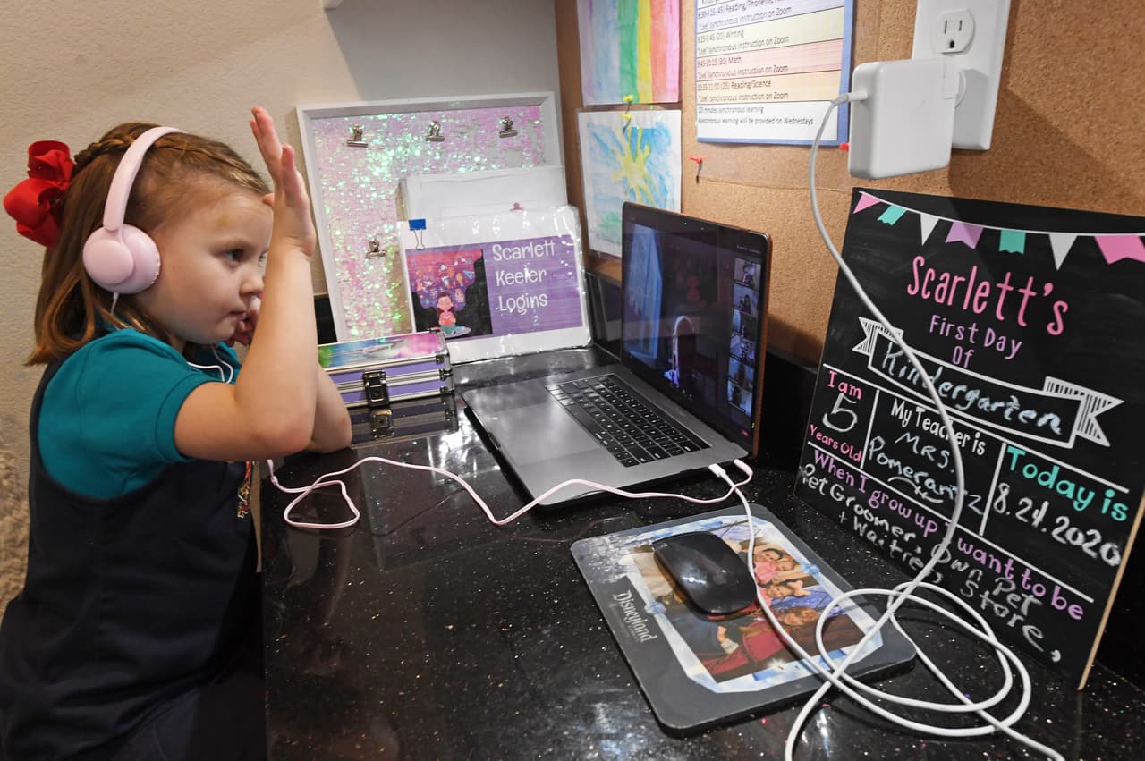 <b>La escuela en casa (24 de agosto)</b>. Las restricciones para evitar el aumento de los contagios incluyeron las clases virtuales para los niños de todo el mundo. A medida que el virus se ha ido controlando en algunas zonas, los gobiernos locales han permitido que los estudiantes regresen a las aulas. En la foto Scarlett Keeler, de 5 años, participa junto a sus compañeros en su primer día de educación a distancia en Las Vegas, Nevada.