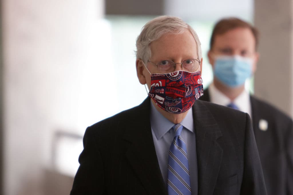 Mitch McConnell, el líder de la mayoría republicana en el Senado, señaló este martes que está abierto para negociar con los representantes demócratas sobre la extensión del subsidio de desempleo de $600 semanales a lo que enfáticamente se habían opuesto anteriomente, informó el 
<a href="https://www.nytimes.com/2020/08/04/world/coronavirus-cases.html?action=click&module=Top%20Stories&pgtype=Homepage" target="_blank">NY Times</a>.
