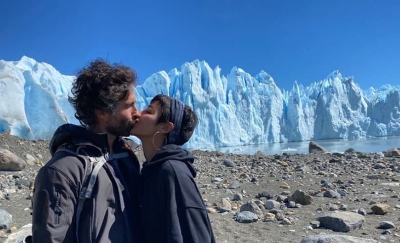 Después de algunos meses separados, la pareja viajó a Disneyland en marzo de 2021 y oficializaron su regreso con una romántica publicación en Instagram.