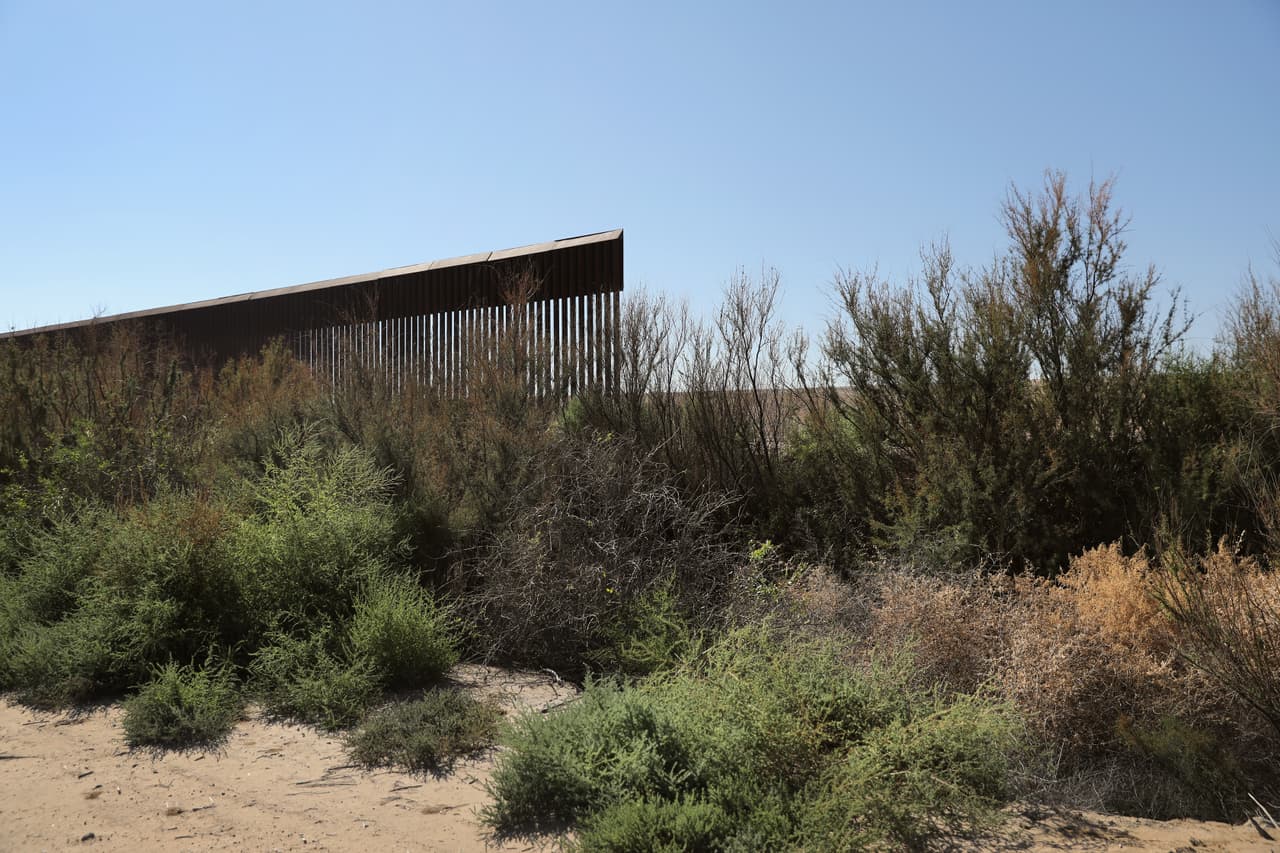 <b>El Paso – Ciudad Juárez. </b>La línea fronteriza cambia de Arizona a Nuevo México en Estados Unidos y de Sonora a Chihuahua en México. Es una zona semidesértica con varias millas sin ninguna barrera fronteriza, hasta llegar a El Paso – Ciudad Juárez, una gran zona urbana dividida por una barrera peatonal que se interrumpe abruptamente cerca de Fort Hancock, Texas. Es el comienzo de la frontera a través del Río Bravo (para los mexicanos) o Río Grande (para los estadounidenses).