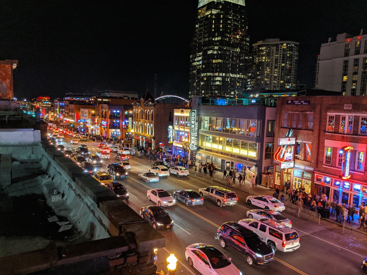 <h3 class="cms-H3-H3">11.- Nashville, Tennessee</h3>
<br> 
<br> 
<b>Costo promedio anual:</b> $1,019
<br>
<b> Tiempo promedio de traslado al trabajo:</b> 28 minutos
<br>
<b> Horas perdidas en el tráfico al año: </b>16
<br>
<br>El costo anual total de la gasolina para conducir promedia alrededor de $ 2,100 por hogar, según datos de 2019, lo que representa el 3.3% de los presupuestos totales de los conductores, en promedio.