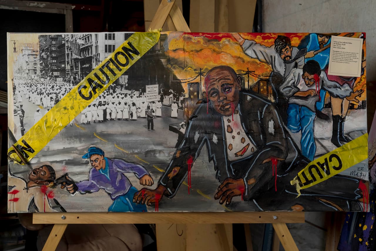 La pintura de Ash “Marchando a través de la opresión” representa la revuelta racial de East St. Louis de 1917, que dejó hasta 200 residentes negros muertos después de que turbas blancas aterrorizaran la ciudad durante tres días.