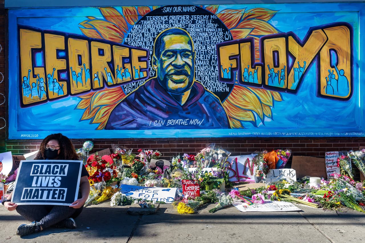 <b>Flores, letreros y globos fueron puestos este viernes en un improvisado monumento a George Floyd</b> cerca del lugar donde 
<a href="https://www.univision.com/temas/muertes">murió</a> mientras estaba bajo custodia de la policía de Minneapolis, Minnesota.