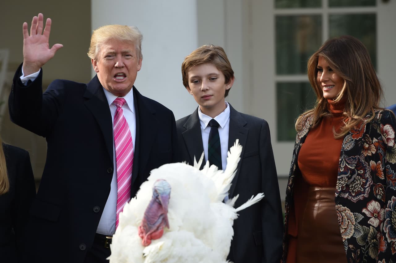 La tradición es que cuando el presidente habla en este acto rompe la solemnidad y bromea. Donald Trump dijo que no podía revertir la decisión de Barack Obama cuando indultó a los pavos Tater y Tot el año pasado.