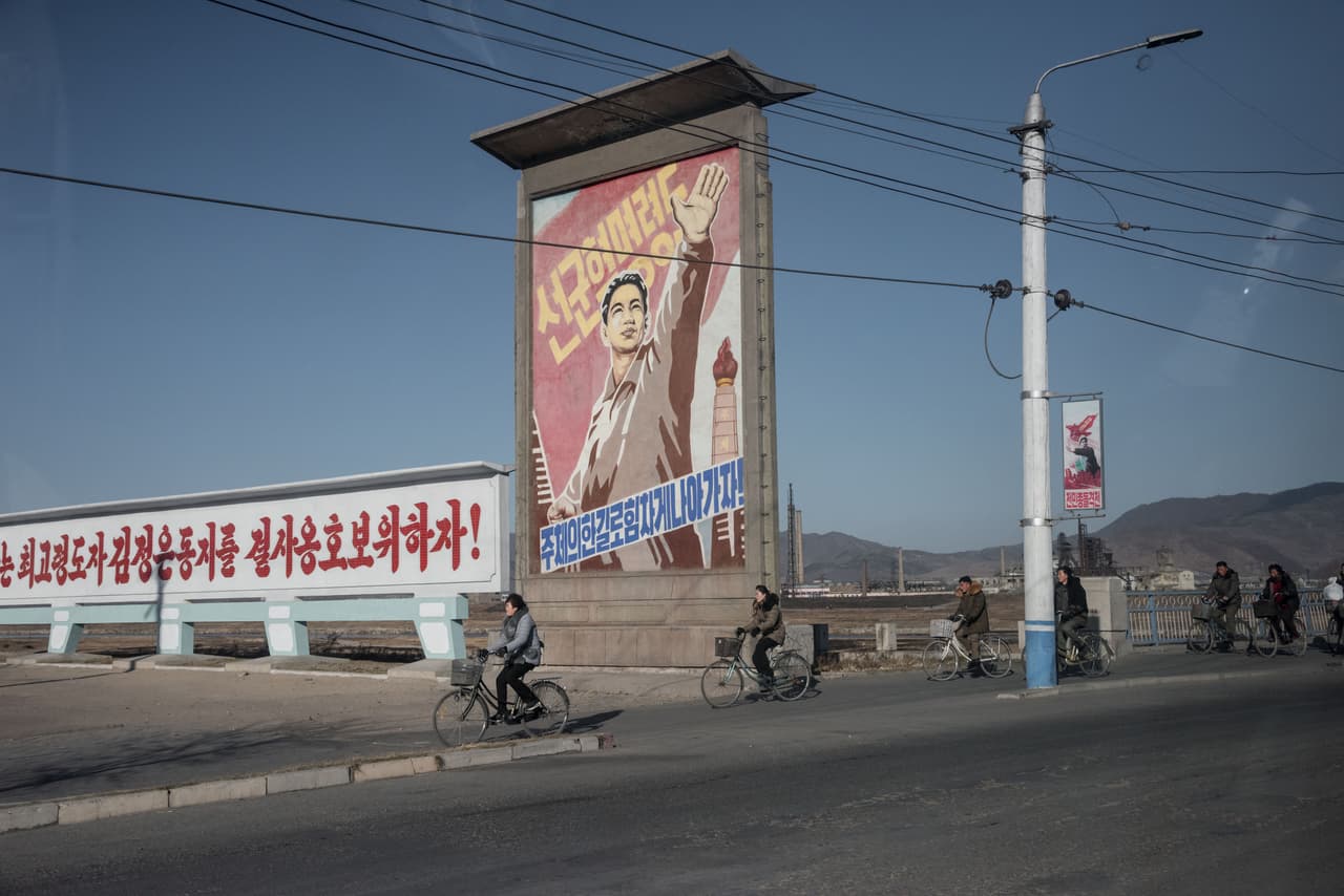 Si bien sus fotografías habían logrado capturar la vida cotidiana de la gente de la capital, el pasado mes de noviembre, el fotógrafo de la Agencia France-Presse pudo visitar la segunda y tercera ciudad más importante de Corea del Norte e incluso recorrer la frontera con China que es conocida por ser la parte más comercial de Corea del Norte. Lo que se encontró fue una realidad abismalmente diferente a la que había registrado en la capital. ED JONES/AFP/Getty Images