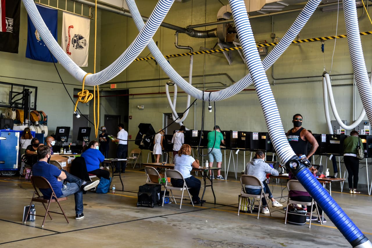 Votantes en un centro establecido en una estación de bomberos de Miami, Florida. En este estado la votación anticipada también rompió récords en 2020.