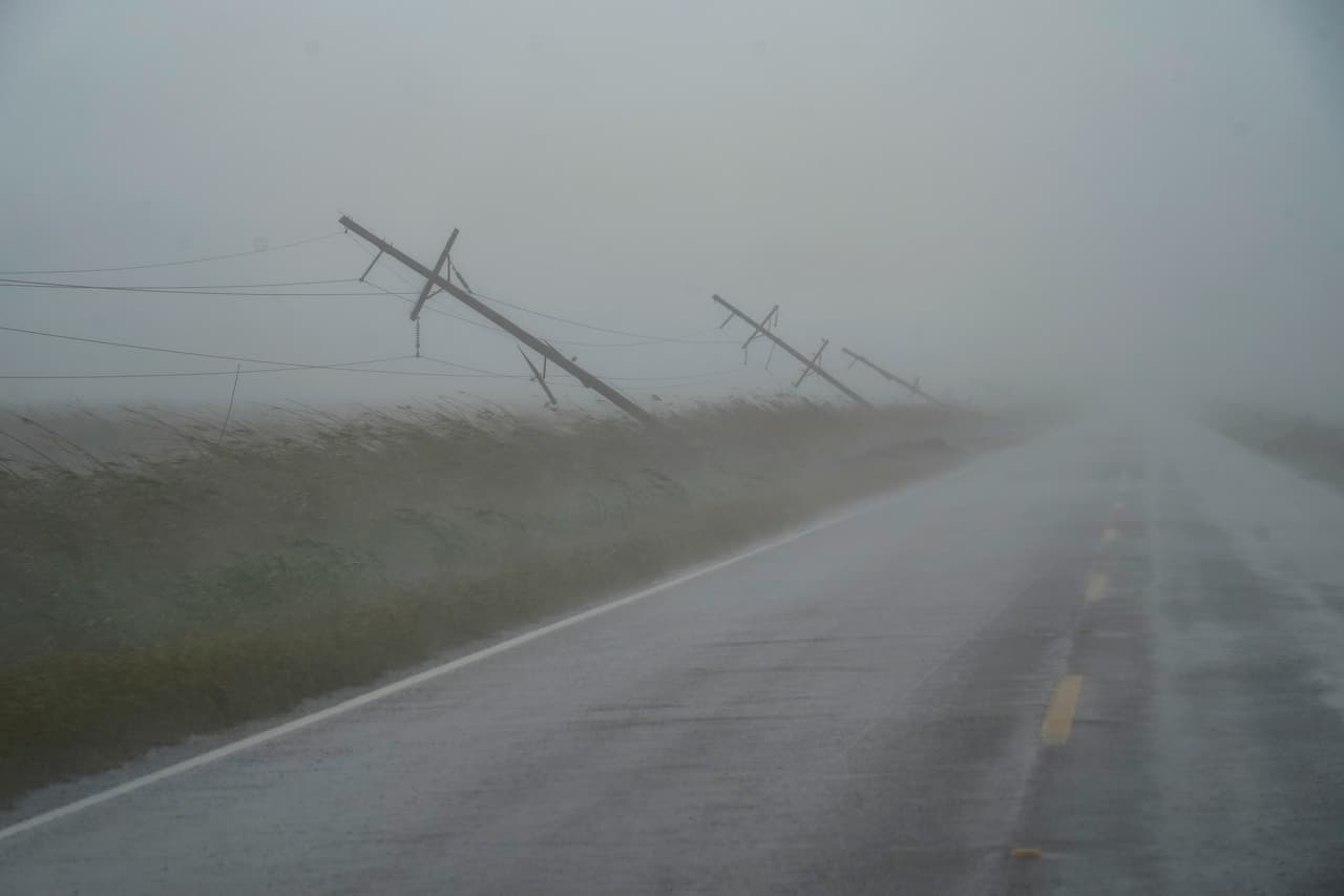 En la ciudad de Lake Charles, a unas 30 millas (50 kilómetros) tierra adentro desde donde Delta tocó tierra,
<b> la gente ha tenido que proteger sus maltrechas casas.</b> Asimismo, en el paisaje urbano postes del servicio eléctrico, recién arreglados, han cedido pronto al embate de Delta a un costado de la carretera. 
<br>
<br>
<br>
<br>