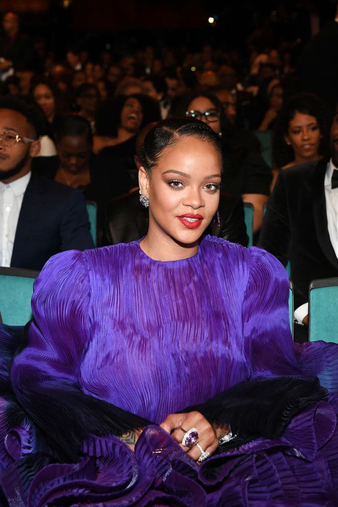 La revista Forbes había calificado a Rihanna como la artista más multimillonaria del mundo y asegura que el valor neto de su fortuna es $1,700 millones de dólares.