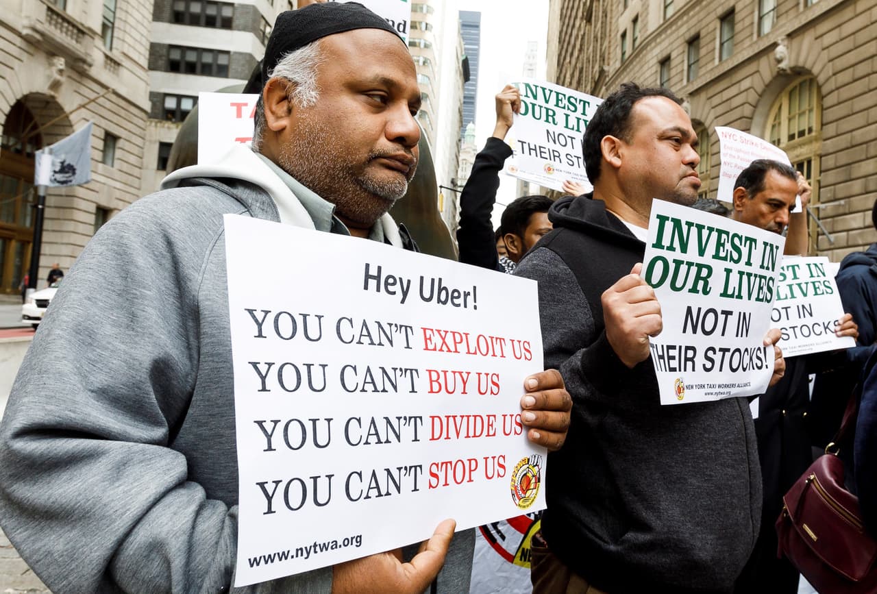 "Inviertan en nuestras vidas, no en sus acciones". La imagen es de la manifestación de conductores este miércoles en la Gran Manzana. Uber dijo en un comunicado que se esfuerza constantemente por mejorar las condiciones de trabajo de los conductores.