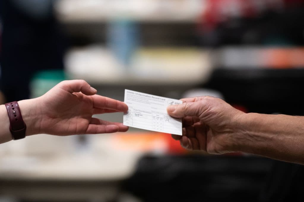 Acusan a un marine de falsificar y vender tarjetas de vacunas contra el covid-19 