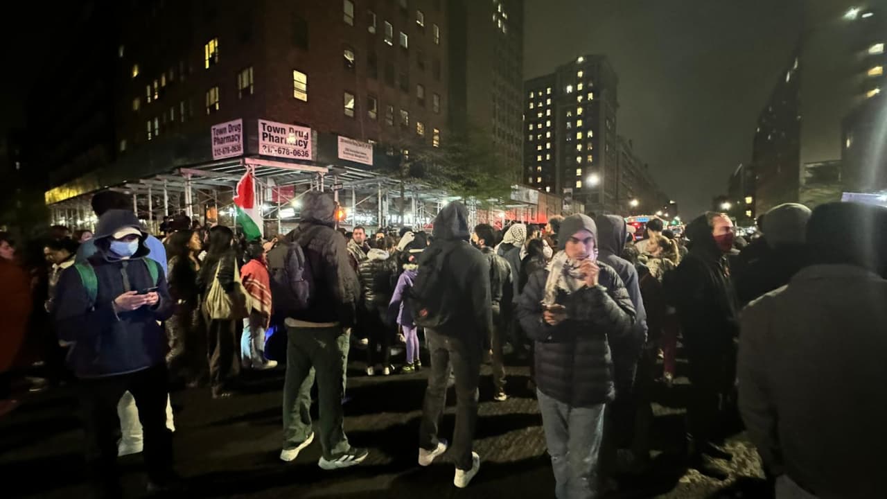 <b>Los manifestantes pro Palestina habían ocupado Hamilton Hall horas antes</b>, luego de haber instalado un campamento hace unos días. Aunque 
<a href="https://www.univision.com/local/nueva-york-wxtv/manifestantes-pro-palestina-no-se-mueven-de-la-universidad-de-columbia-pese-a-advertencia-video" target="_blank">la institución había amenazado con suspensiones y expulsiones</a>, se negaron a retirarse.
