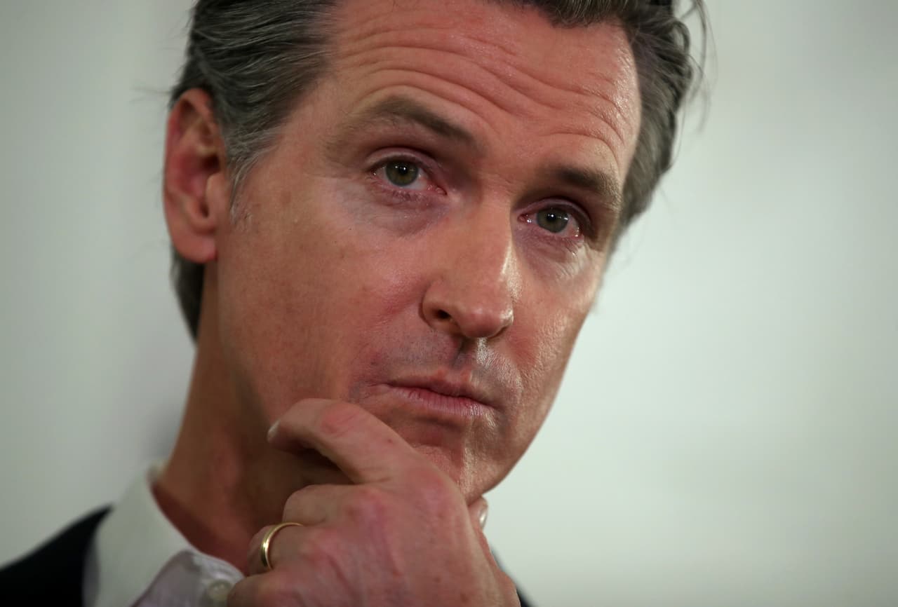 El gobernador de California abre la posibilidad del voto en persona a pesar del coronavirus
