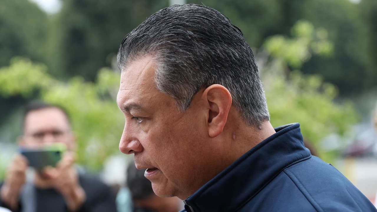 "Si así tratan a un senador, ¿qué les espera a los inmigrantes?": expulsan y esposan a Alex Padilla