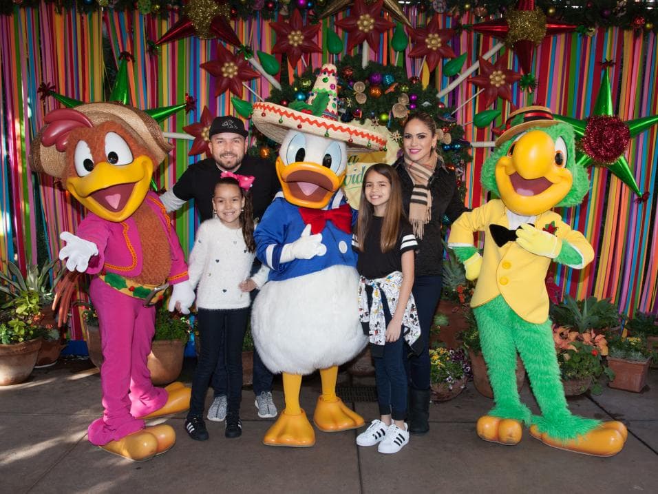 Basta ver el rostro de felicidad de la familia Lizárraga para comprobar lo bien que se la pasan en Disney al lado de las decenas de personajes que ahí se encuentran.